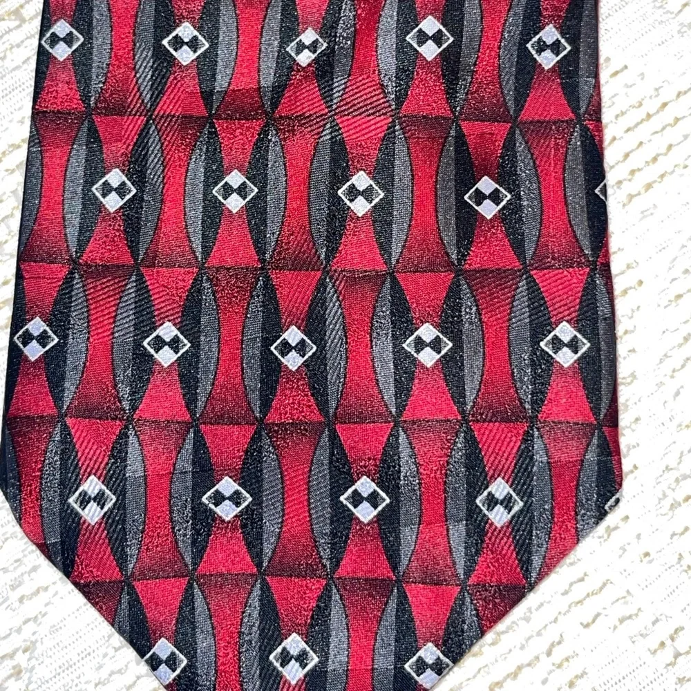 Facets Geometric Red and Black Men's 100%Silk Tie